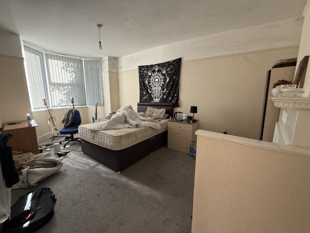 Lot: 171 - RESIDENTIAL INVESTMENT WITH FURTHER POTENTIAL - Flat 1 bedroom